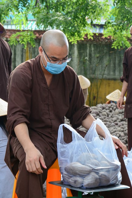 Continuing to support people in need in the Covid-19 pandemic of Hoang Phap Pagoda (series 2)